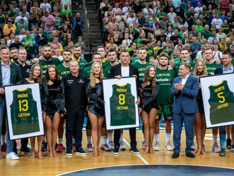 Lituania toma forma para el Mundial de baloncesto y homenajea a tres leyendas