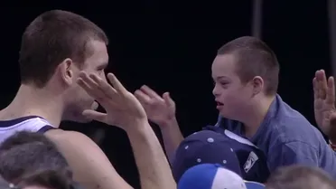 Marc Gasol hace feliz a un niño con síndrome de Down