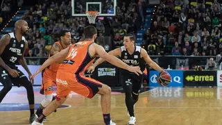 Valencia se lleva un partido con un criterio arbitral decisivo en Miribilla (77-81)