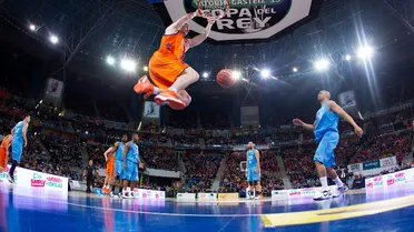 Un gran Faverani lleva al Valencia a semifinales ante un Estudiantes que echó de menos a English (77-59)