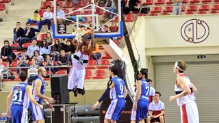 Efes afronta una semana clave con derrota ante el colista. Sasha Vujacic, MVP