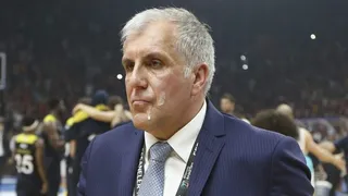 Lamentable: botellazos al banquillo de Fenerbahce y Obradovic, escupido en la cara