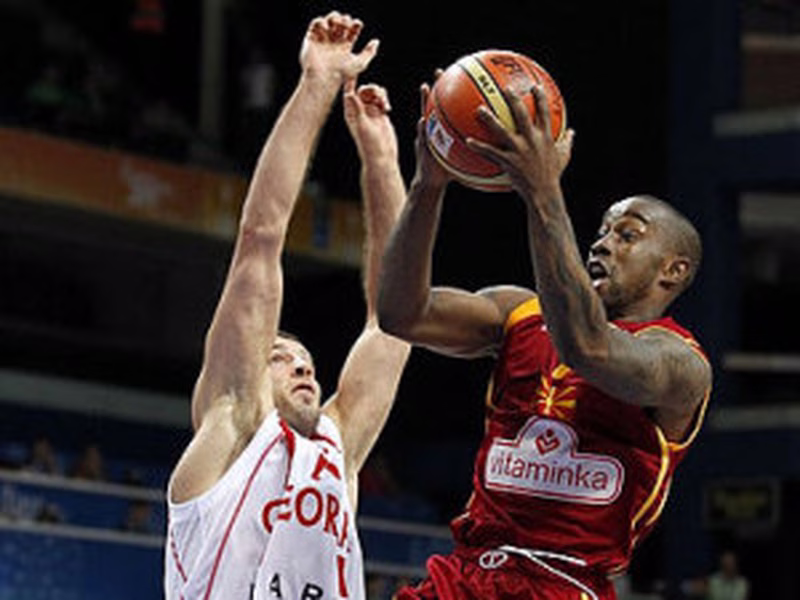 Resumen Eurobasket 2011, Grupo F (J1): McCalebb hace tocar el cielo a Macedonia. Rusia, firme e invicta. Paso adelante de Grecia. El lío de los himnos