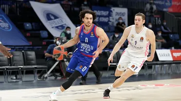 Anadolu Efes golpea primero al Real Madrid en 20 minutos (90-63)