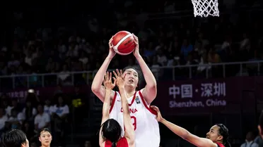 ¡Tiene 17 años y mide 2,20 metros! La jugadora china que comparan con Yao Ming