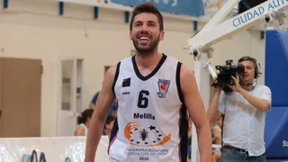 Melilla endosa al Peñas un severo correctivo y ya acaricia el ascenso