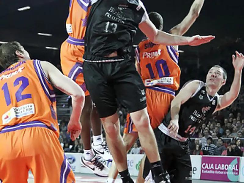 Un triple de Marinovic hace tocar fondo a Bizkaia Bilbao Basket