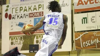 La fiesta griega de los hermanos Adekotunbo y del “cantante” Brent Petway