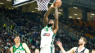 Escupen a un jugador del Panathinaikos e intenta subir a las gradas para agredirle