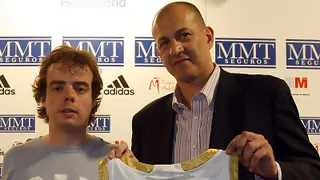 Real Madrid y ViveMenorca rinden homenaje al X Aniversario de Solobasket haciéndonos entrega de sus respectivas camisetas