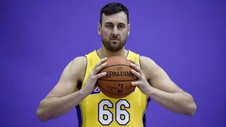 Los Lakers cortan a Andrew Bogut