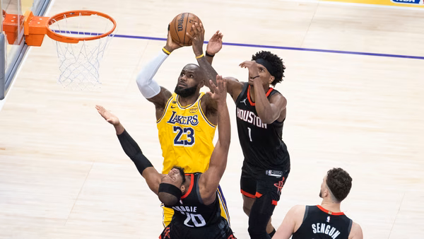 Playoffs NBA: los Lakers superan a los Rockets en el Juego 1 con un héroe inesperado