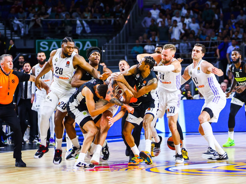 Vergüenza en Euroliga: la batalla campal entre Real Madrid y Partizan (vídeo)