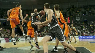 Un notable Fuenlabrada saca oro de la matinal resacosa en Miribilla