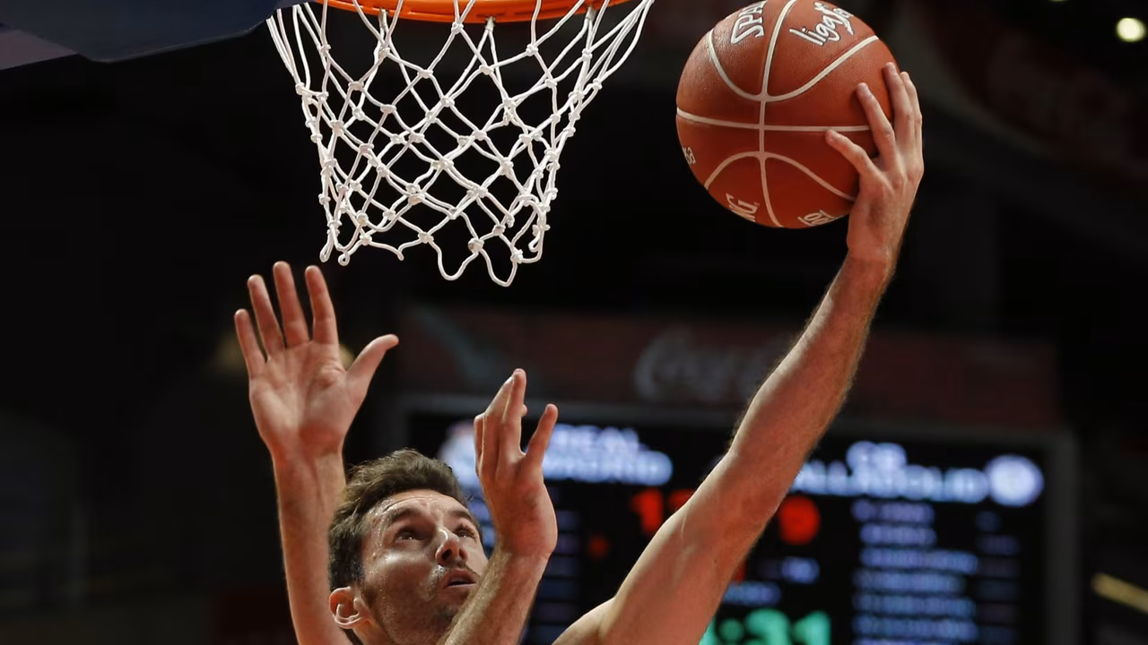 El campeón regresa con fuerza y ya lidera la competición (87-53)