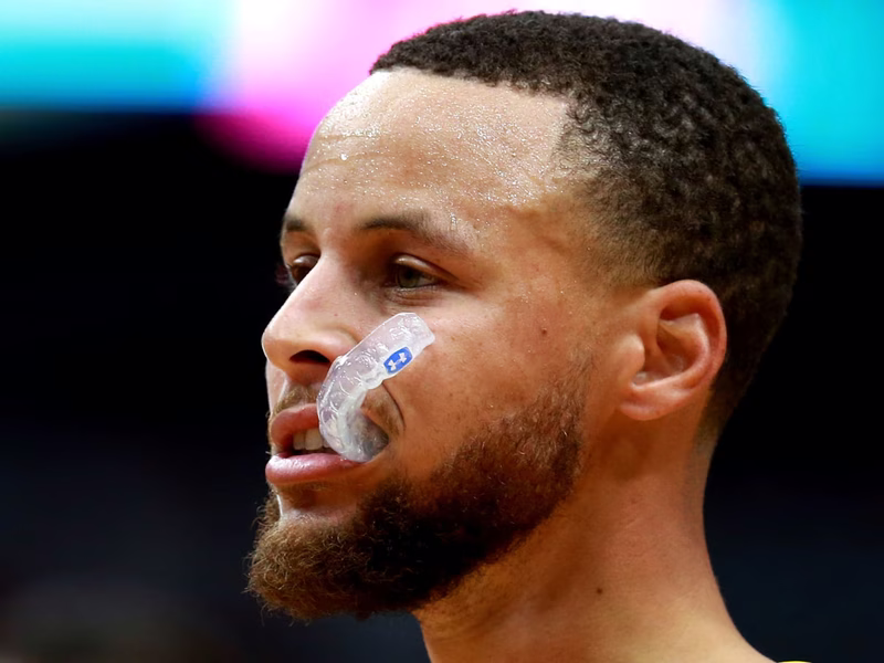 La razón por la que Stephen Curry muerde su protector bucal