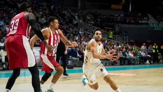 El Real Madrid encadena su octava victoria consecutiva a costa de un flojo Oly (93-77)