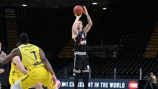 Una exhibición de Josh Adams deja a la Virtus invicta en un día intranscendente (92-81)