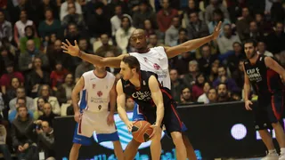 Pau Ribas evitó la heroica y decidió para el Caja Laboral en la emotiva despedida de Marc Jackson en el Sar (76-80)