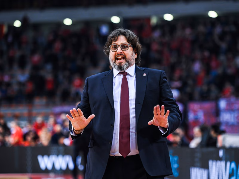 Andrea Trinchieri, señalado para salvar a un equipo Euroliga desastroso