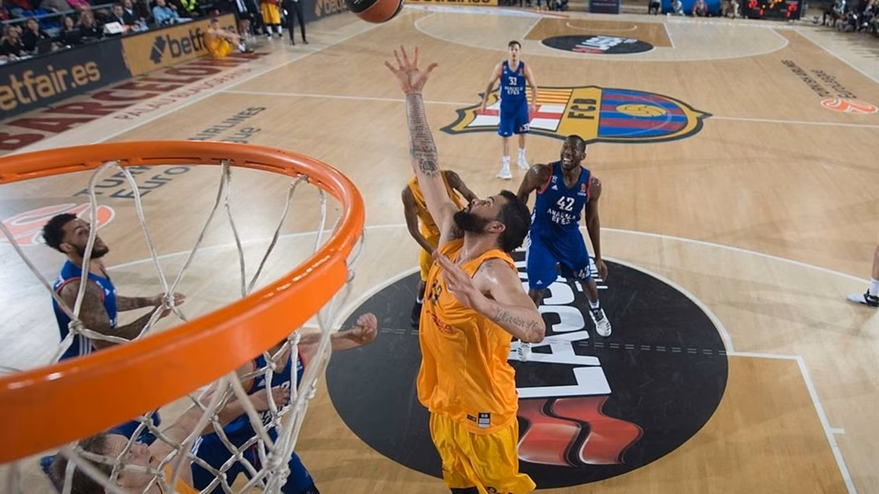 Vítor Faverani se hace dueño del Palau en su debut contra el Efes (89-78)