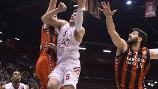 Baskonia se hunde en Milán tras la grave lesión de Bertans (6-8 meses de baja)