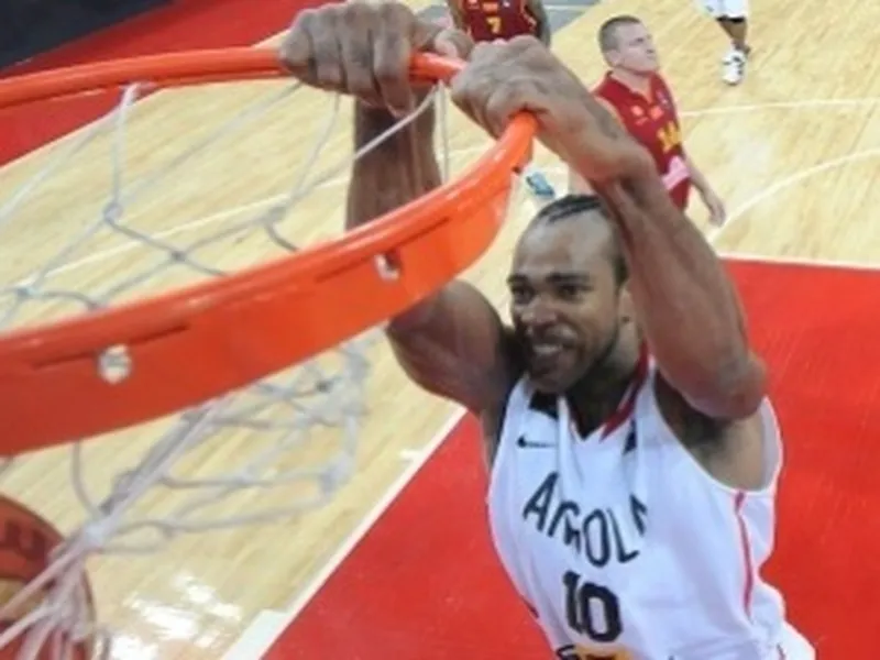 Preolímpico (J1): Rusia y Grecia arrasan a Corea y Jordania. Angola sorprende a Macedonia. Vasquez lidera a Venezuela ante Nigeria. Los tanques no dejan entrenar a Lituania
