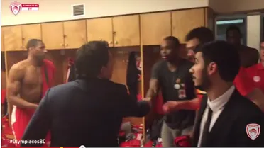 Saber perder: Xavi Pascual felicita a Olympiacos en su vestuario