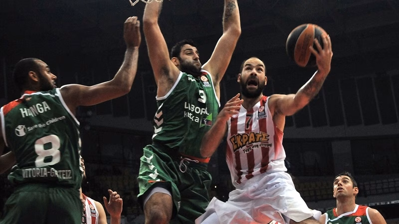 Olympiacos se lleva el premio en el partido “Benny Hill” contra el Baskonia (59-52)