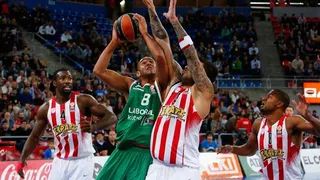 Bourousis vuelve a dominar en una titánica baskonista frente al Olympiacos (96-89)