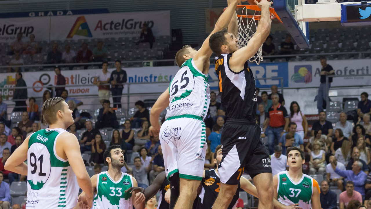 Palencia, GBC, Lleida y Coruña lideran la liga tras un viernes de pleno local