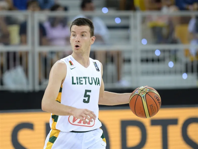 Grupo D: (J4) Juskevicius se entona antes de su duelo con Dragic. Australia sonríe