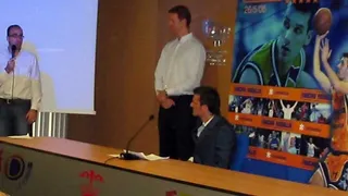 Emotiva despedida de Nacho Rodilla rodeado de compañeros, familiares y amigos