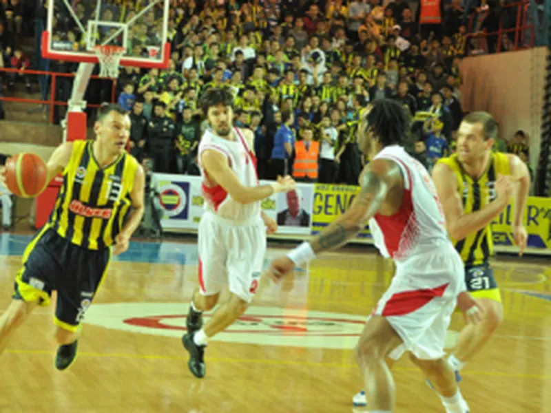 Liga Turca (J24): Efes Pilsen se recupera y a Fenerbahce no hay quien le tosa. Graves problemas económicos para Trabzonspor. Otro MVP para Ali Karadeniz (Michael Wright)