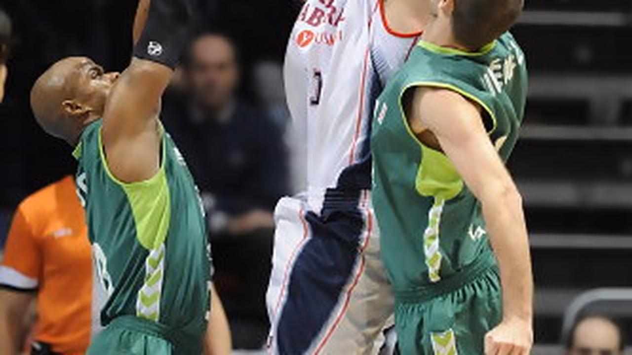 Unicaja pierde el tren de la copa en Vitoria. Aíto: Para dar este nivel, mejor ni estar