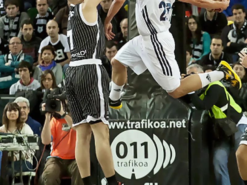 El Real Madrid acaba con contundencia con la “maldición de Miribilla” (74-94)
