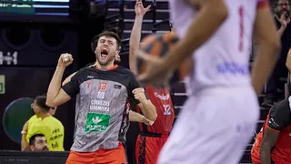 Un Obradoiro sin bases puros cae ante el empuje del banquillo nazarí (93-89)