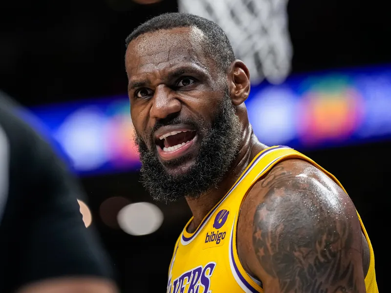 Crisis en Los Angeles: LeBron da un toque de atención y un tweet misterioso