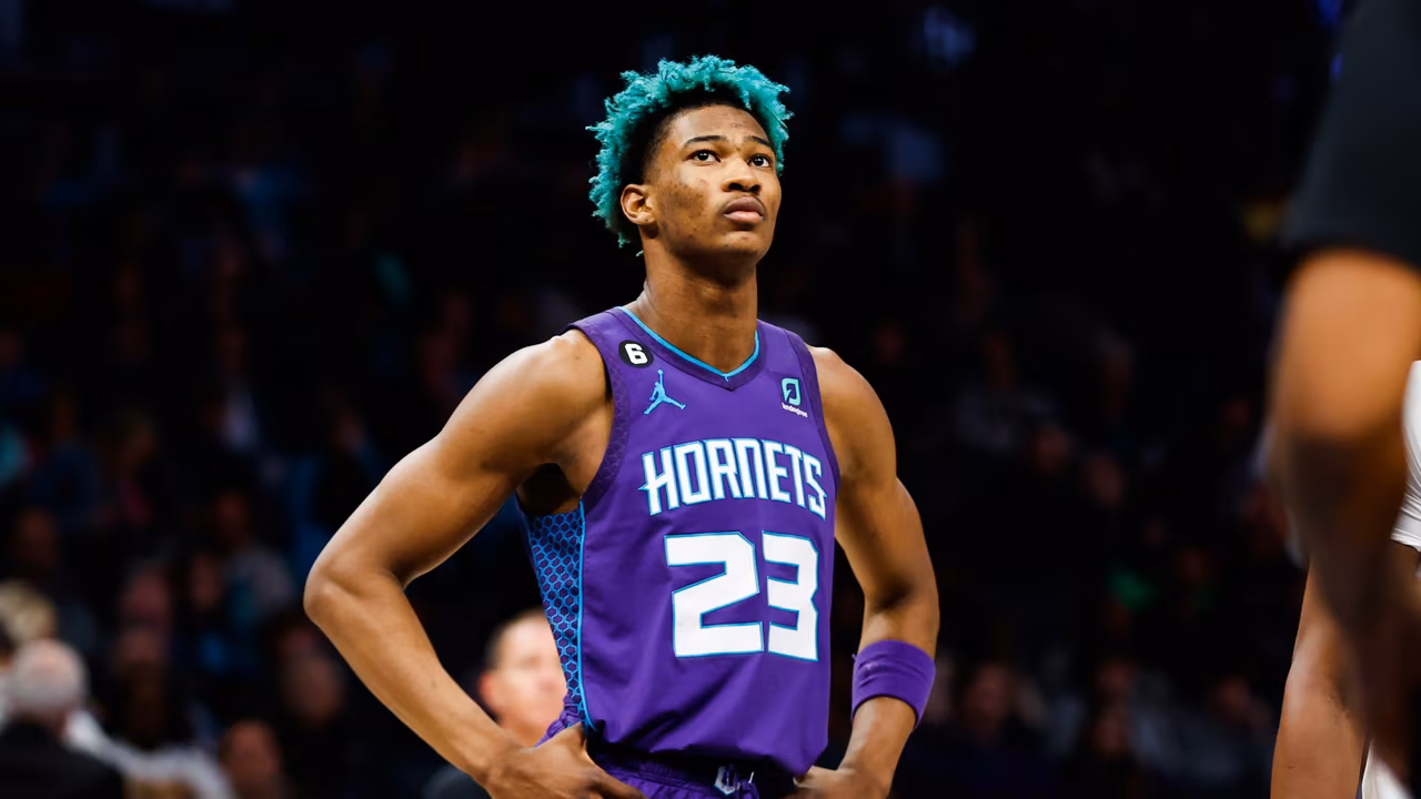 El insólito caso de Kai Jones: solicitó ser traspasado y Charlotte Hornets lo cortó
