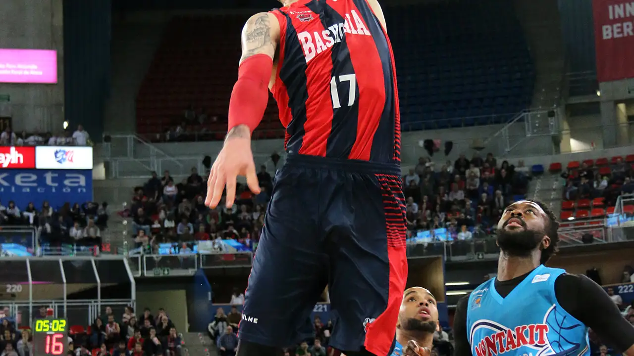 Los Brooklyn Nets siguiendo de cerca los pasos del baskonista Vincent Poirier