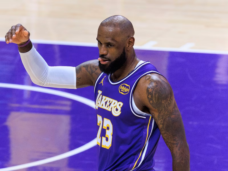 Los Lakers hunden a los Mavericks con un triple-doble histórico de LeBron James