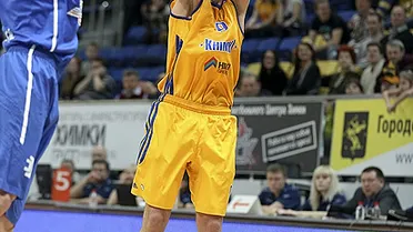 La muñeca de Vyaltsev escribe con fuego la historia de un Khimki invicto