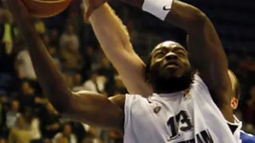 Stephane Lasme, rebote e intimidación para Obradoiro