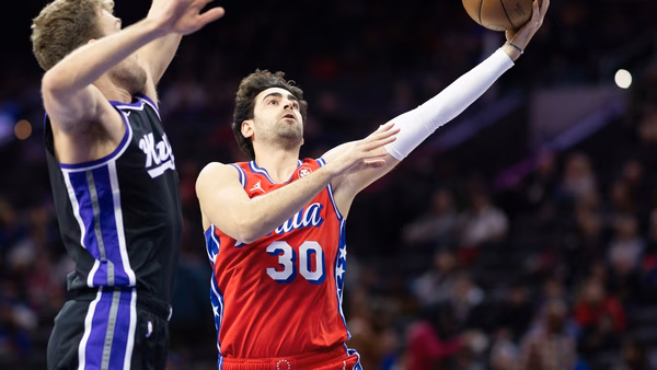 Fenerbahce y Besiktas luchan por un ex de Philadelphia 76ers, pero quiere seguir en la NBA