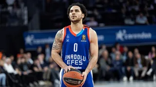 Larkin ya tiene la oferta de renovación de Efes. Fenerbahce y otros de Euroliga esperan