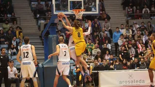 Herbalife Gran Canaria se mueve como pez en el agua en la prórroga de Santiago (77-83)