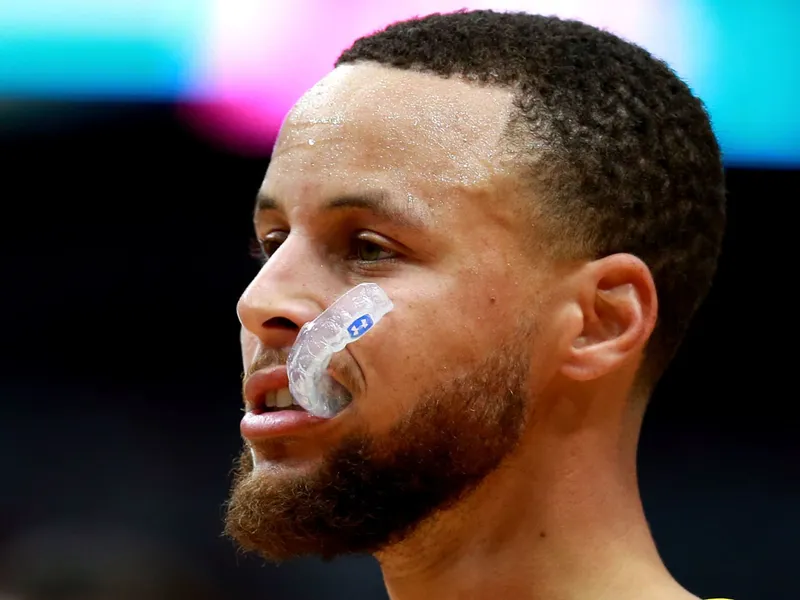La razón por la que Stephen Curry muerde su protector bucal