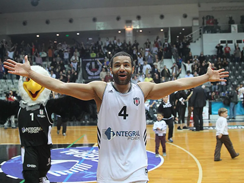 Lofton, milagro desde medio campo; 11 triples de Carter; Fenerbahce, líder en solitario