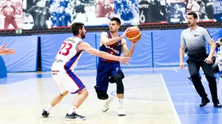 Clavijo complica la permanencia del FC Barcelona; TAU vence a Oviedo