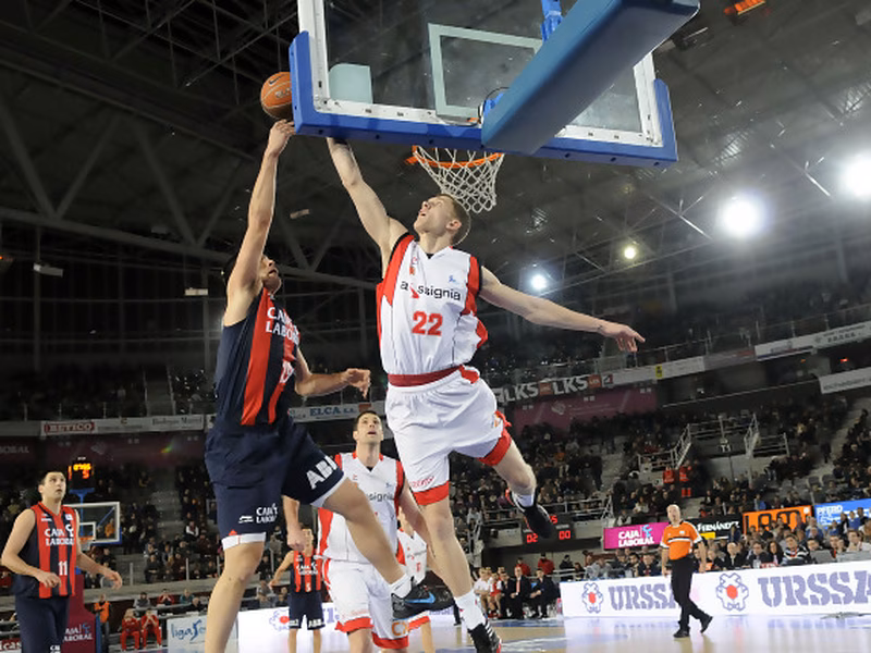 Asselin y Downs terminan con la paciencia del Iradier Arena (65-76)